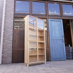 人気の無印良品のタモ材 ガラス扉/スリム 木製収納です！！シンプルなデザインは書棚としてはもちろん、カップボードにもおススメのナチュラルテイストのキャビネットです♪②CA311の画像