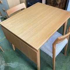 ● ダイニングテーブルセット、椅子4脚付きの画像