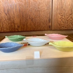 葉っぱの形の小皿の画像