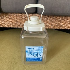 ④サミットストア　美し水　4リットル　専用ボトルの画像