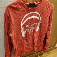 メンズ Tシャツ 長袖 M カジュアル プリント 赤 ヘッドホン 音楽の画像