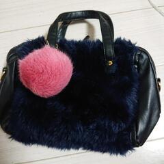 ネイビー  ファーバッグ  チャームつき