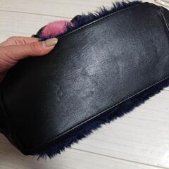 ネイビー  ファーバッグ  チャームつきの画像