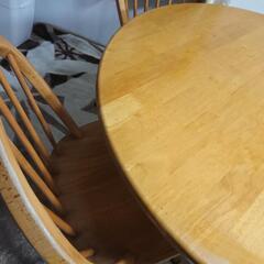 無料でお譲りします。  天然木目丸テーブルイス4脚セットの画像