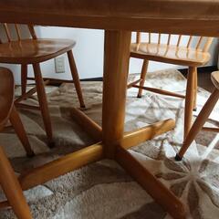 無料でお譲りします。  天然木目丸テーブルイス4脚セットの画像