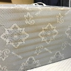 《お話中》【急募】magniflex(マニフレックス)  三つ折りマットレス  シングル  差し上げますの画像