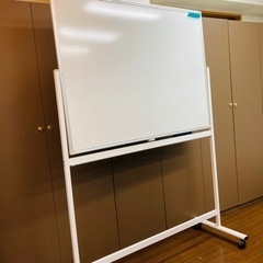 均一SALE:まとめ割:ホワイトボード　両面　イレーザー マグネット付 ストッパー付キャスター 回転式の画像