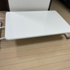 ホワイトのテーブルと椅子の画像