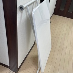 ホワイトのテーブルと椅子の画像