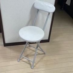 ホワイトのテーブルと椅子の画像