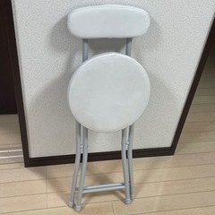 ホワイトのテーブルと椅子の画像