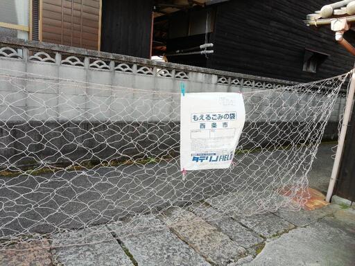 つる植物向けのネットです。横幅２０m縦１、８m、桝目サイズ１５cm四方のきれいなネットが６枚、横幅１０m、縦約１mの使用品が７枚あります。
