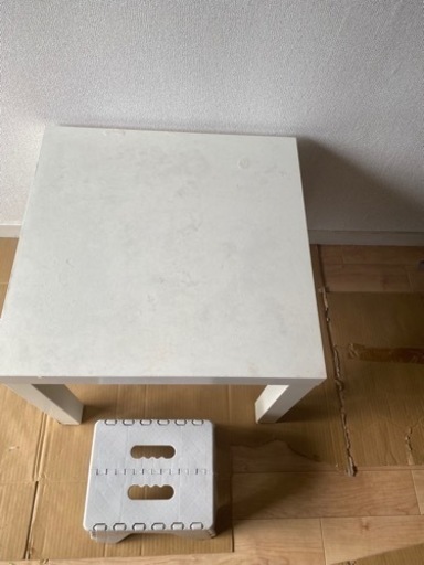 小型のテーブルと本棚