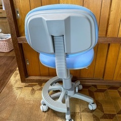 キャスター付きイスの画像