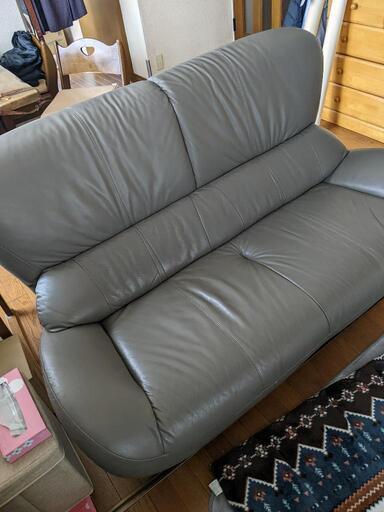 美品　カリモク本革ラブソファー