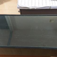 ガラス天板のローテーブル