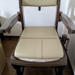 木製きらく 片付け簡単トイレ 肘掛跳ね上げ やわらか便座 192...