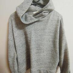 今の時期ぴったり！丈短めパーカー