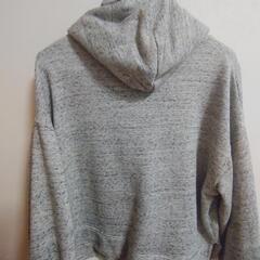 今の時期ぴったり！丈短めパーカーの画像