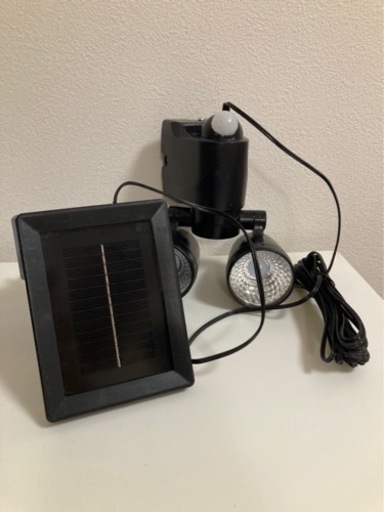 ソーラー式のセンサー式LEDの防犯灯です。