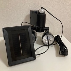 ソーラー式のセンサー式LEDの防犯灯です。