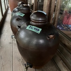 酒甕(壺)4個あります。