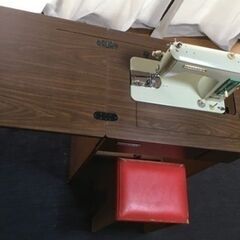 ★お取引者さま決定★ブラザー 机収納型レトロ電動ミシン 椅子/備品＆初版説明書付きの画像