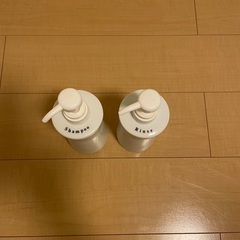 シャンプーリンスのディスペンサーをセットで無料で譲りますの画像