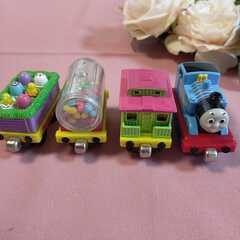 ＜千川駅出口で引き渡し＞機関車トーマス 木製レールシリーズ 車体 トーマス、農場用貨物列車、タンクなど 廃盤チョロQ 富士急バス ラッピング車 スマホアクセサリの画像
