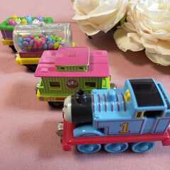 ＜千川駅出口で引き渡し＞機関車トーマス 木製レールシリーズ 車体 トーマス、農場用貨物列車、タンクなど 廃盤チョロQ 富士急バス ラッピング車 スマホアクセサリの画像