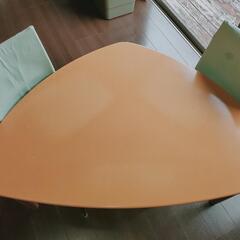 お譲りします。三角のオシャレなダイニングテ一ブルセット