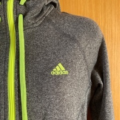 adidasパーカーの画像