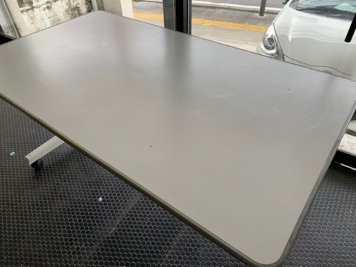 白いテーブル