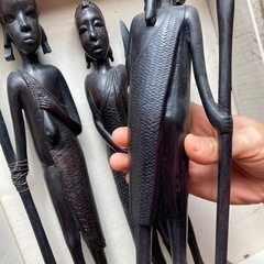 アフリカの木と鉄の人形3体と、壁飾りと木のルアー2個の画像