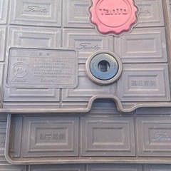 タントカスタム　LA600S ダイハツ純正　オールウェザーマット4枚　お手入れも簡単の画像