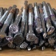 レザークラフト用具と革の画像