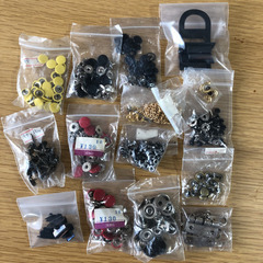 レザークラフト用具と革の画像
