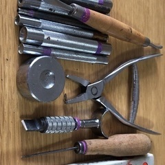 レザークラフト用具と革の画像
