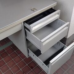 スチール作業台・キャビネット・工具入れ（スチール事務机）カギ付きの画像