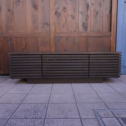 アッシュ材を使用した、側面までの格子が特徴のテレビボード。ダークブラウンの落ち着いた色合いにタモ材のナチュラル感を合わせたローボードは