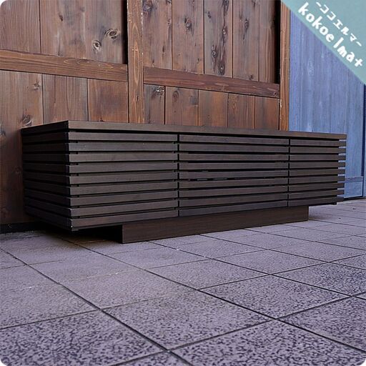 アッシュ材を使用した、側面までの格子が特徴のテレビボード。ダークブラウンの落ち着いた色合いにタモ材のナチュラル感を合わせたローボードは和モダンや北欧スタイルにおススメのTV台です。CA343