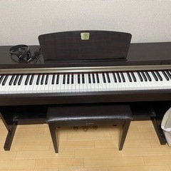 ヘッドホンつきの電子ピアノです