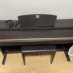 ヘッドホンつきの電子ピアノですの画像