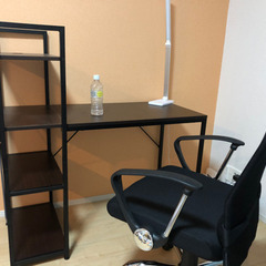 デスクとチェアの画像