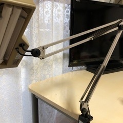 再投稿
照明　角度が変えれます　電気スタンド　の画像
