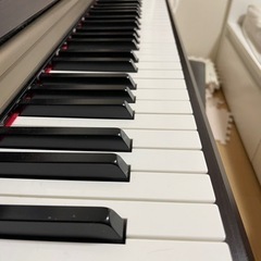 ヘッドホンつきの電子ピアノですの画像