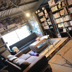 泊まれる図書館
