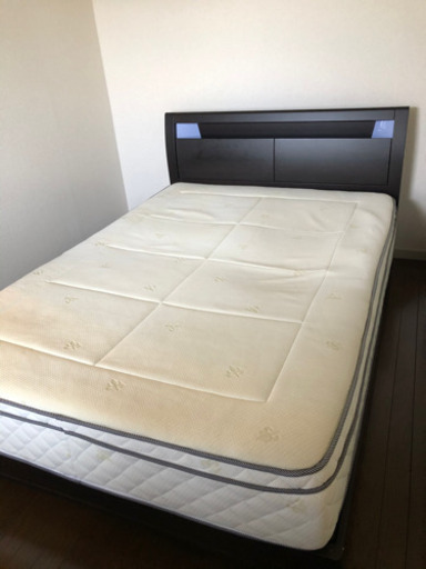 決まりました❗️ダブルベッド　マットレス付き　フレームのみも可