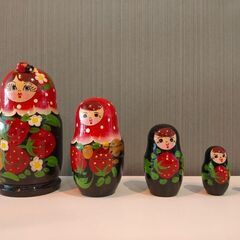 ロシア製　いちご柄マトリョーシカ