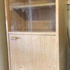 【引っ越しの為、格安価格で提供】ガラス戸と開き戸の食器棚